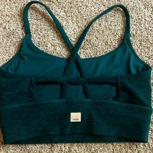 Vuori sports bra. Dark green color. Removable pads. Great for workouts.